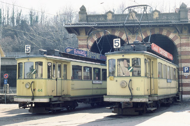 Tramways n°41 et 44 devant le dépôt de Boudry en 1981 (© André Knoerr, Genève)